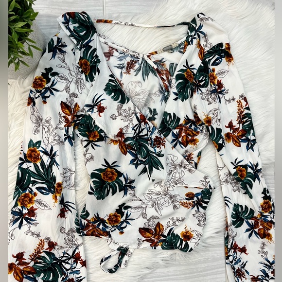 Gimick White Floral V-Neck Blouse - Picture 2 of 6